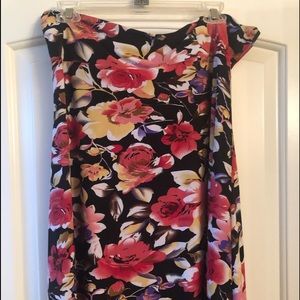 Lularoe azure skirt in EUC black floral size L